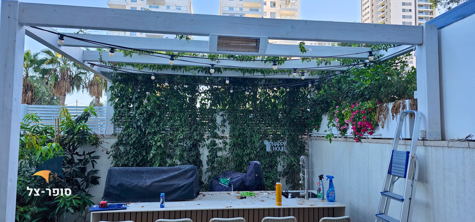 פרגולה לבנה מעץ בשילוב צמחייה מטפסת